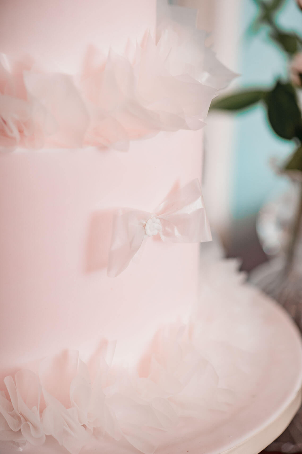 By Yevnig Luxury Wedding Cakes Sophia The Lanesborough Chelsea White Photography (sugar bow detail)