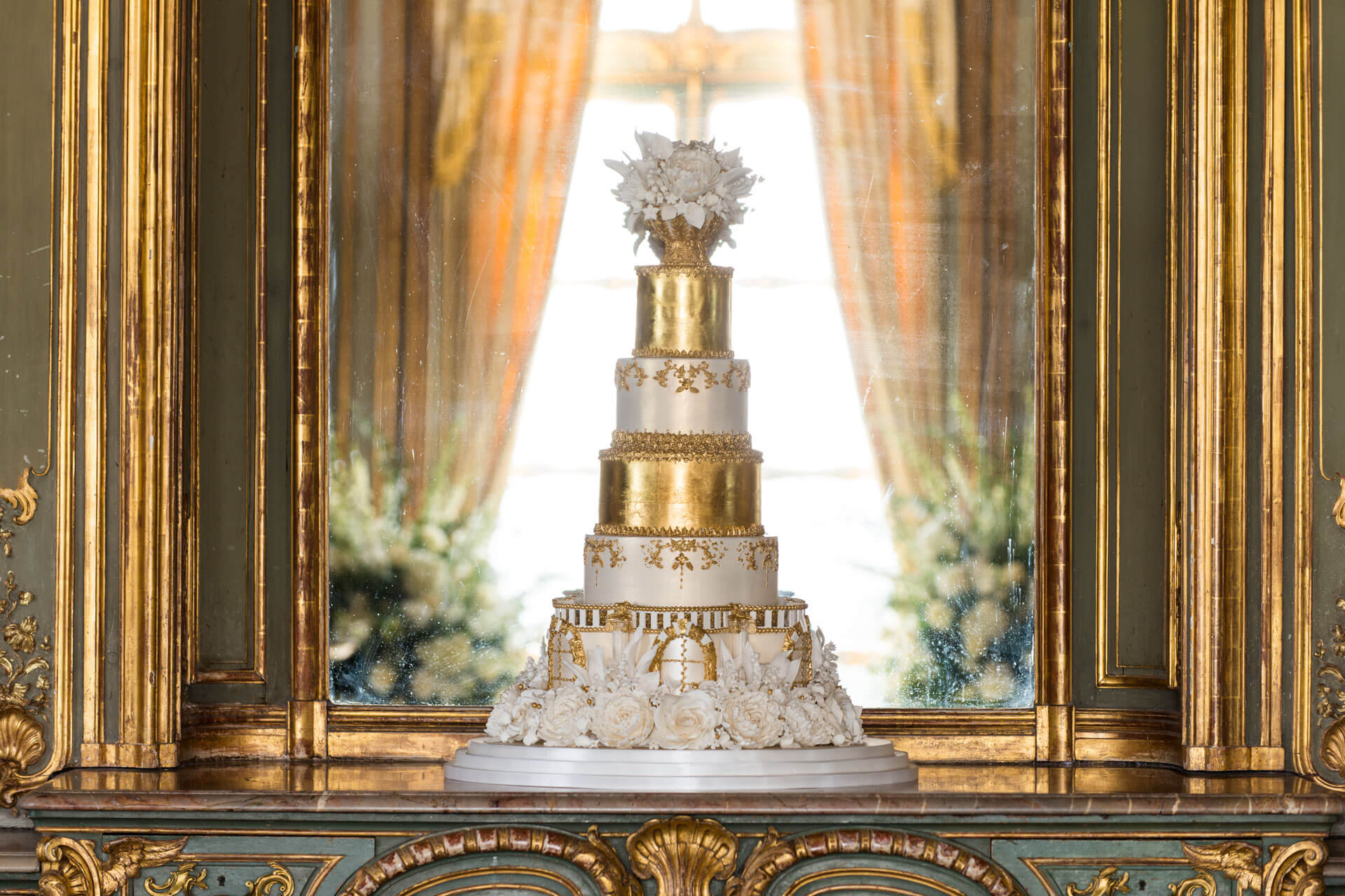 Cliveden stunning custom wedding cake By Yevnig London