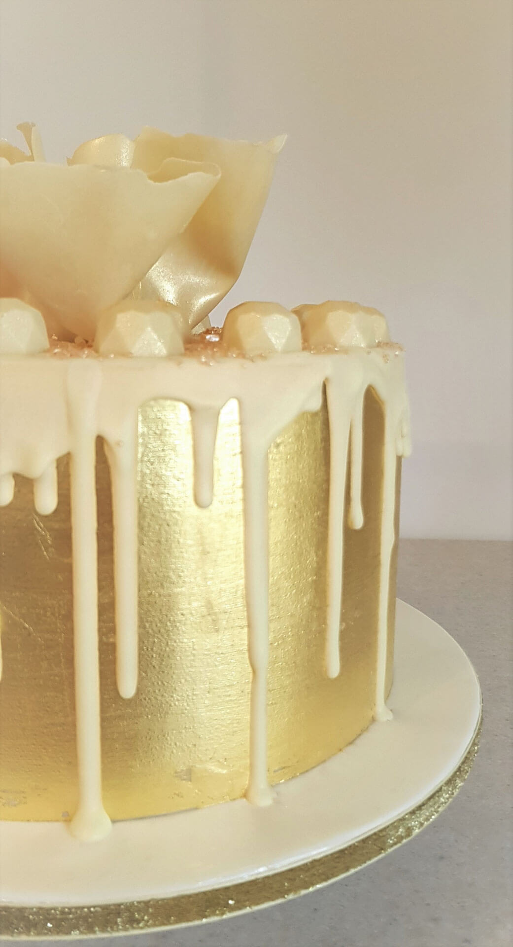 By Yevnig Luxury Celebration Cakes - white chocolate detail