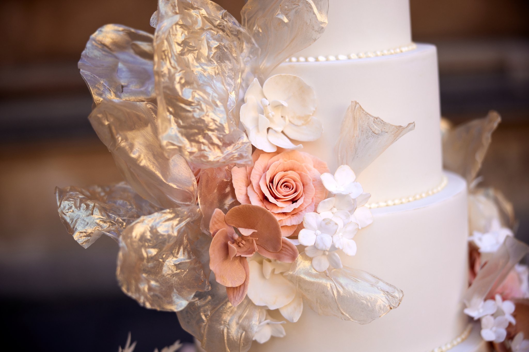 Details of By Yevnig 5 tier contemporary ivory rice paper bohemian wedding cake at a Maple Rose designed wedding, Bodleian Library, Oxfordshire captured by Zaki Charles Photography
